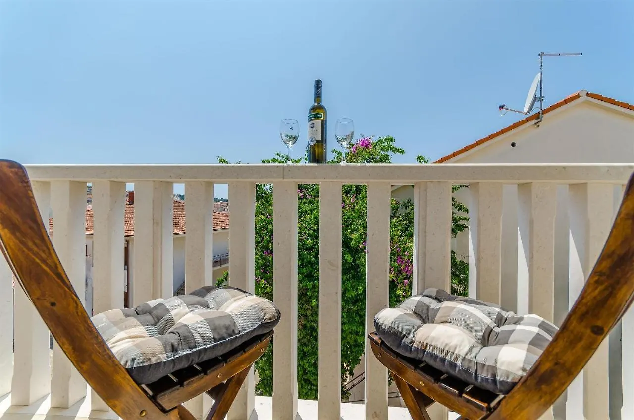 Apartments And Room Maestral