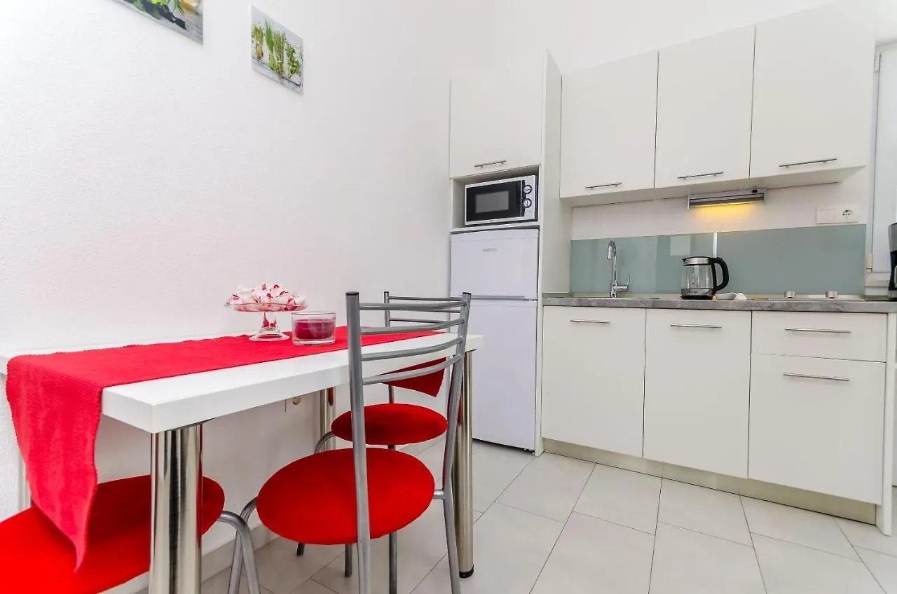 Apartments And Room Maestral Trogir